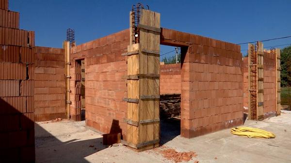 Preţuri tot mai piperate la materialele de construcţii, care amână visul multor români de a-şi construi o casă. Şantiere abandonate, cu lacătul pus