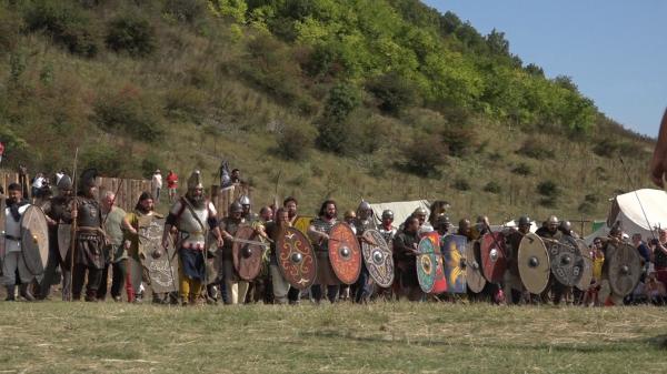 Dacii şi romanii, din nou faţă în faţă. Cel mai mare festival dedicat istoriei antice a avut loc în apropiere de Deva