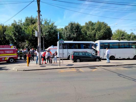 Un şofer de autobuz a făcut infarct la volan şi a provocat un accident, în Capitală. 10 oameni au ajuns la spital