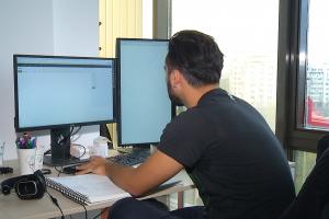 Munca de acasă, criteriu important în alegerea jobului. Trei sferturi dintre salariaţii români nu vor să muncească de la birou