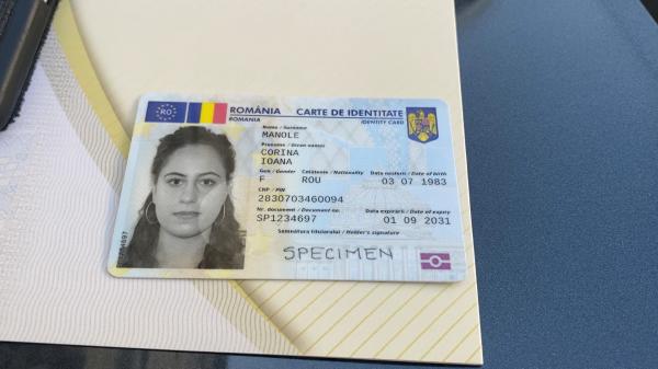 Clujenii, primii români care au primit noile buletine cu cip. Ce steag apare acum pe noua carte de identitate