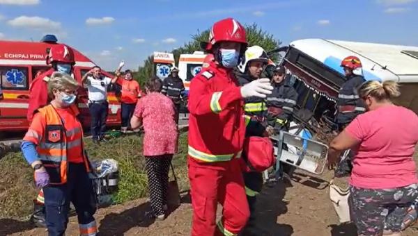 Un autobuz cu 21 de oameni la bord a ajuns în șanț, pe un drum din Bihor. A fost activat planul roșu de intervenție