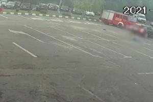 Șoferul care a lovit intenționat cu mașina angajatul unei spălătorii din București este căutat de poliție. Bărbatul a fost dat în consemn la frontieră