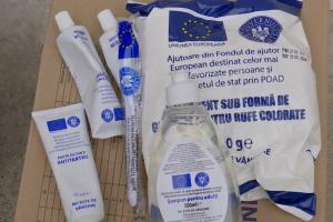 ''Degeaba dau cu pastă pe dinți și burta-i goală.'' UE trimite pachete cu produse de igienă, dar cei mai mulți români nu vor să audă de ele