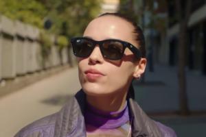 Facebook a prezentat o pereche de ochelari inteligenţi. Are două camere frontale, ce pot fi activate prin comanda "Hey, Facebook" - VIDEO