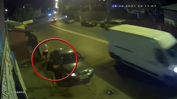 Un bărbat din Ploieşti, alergat cu toporul pe stradă pentru că a încercat să-şi apere iubita. Agresorul nu a reuşit să-l prindă, dar i-a distrus maşina
