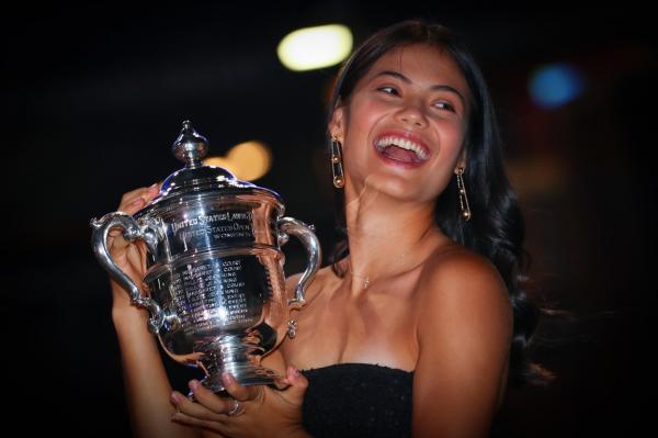 "Uraganul Emma". Noua campioană de la US Open a intrat în istorie: prima sportivă venită din calificări care ridică trofeul. Mesaj de la Regină: "Voi înrăma scrisoarea"