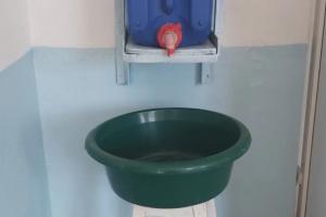Un bidon şi un lighean pus pe un scaun, în loc de chiuvetă, într-o școală din Vrancea. Peste 250 de școli din țară nu pot asigura măsuri igienico-sanitare minime