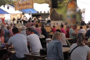 100.000 de persoane, jumătate faţă de cât se aşteptau organizatorii, au participat la Oktoberfest, în Brașov. Berea și carnea de struț, vedetele festivalului