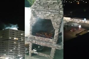 Alarmă falsă de incendiu la cel mai înalt bloc din Râmnicu Vâlcea. Fumul de la grătarul unor petrecăreți i-a alarmat pe vecini