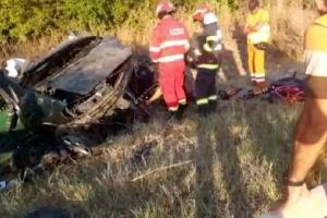 Imagini de groază pe un drum din Dolj, după ce un șofer de 26 de ani a intrat cu mașina pe contrasens. O femeie a murit după impact