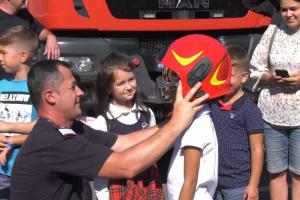 Demonstraţii pentru copii și multă dragoste, de Ziua Pompierilor. La Ștei, comandantul staţiei și-a cerut iubita în căsătorie