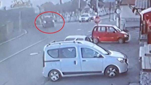 Accident înfiorător filmat în Brașov. Momentul în care un TIR spulberă o mașină într-o intersecție din Tohanu Nou, surprins de camere