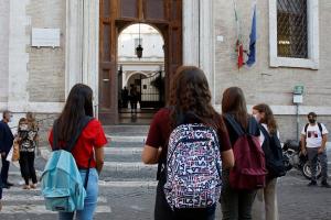 În Italia, 4 milioane de copii, inclusiv români, au revenit în bănci. Școlile s-au redeschis cu reguli stricte pentru profesori