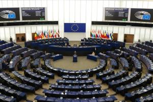 Doi comisari europeni au fost surprinşi în timp ce tricotau în sala de plen a Parlamentului European