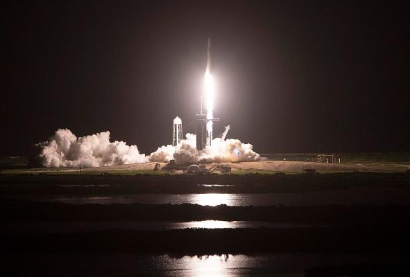 Space X a lansat cu succes prima rachetă cu echipaj exclusiv civil. Cei patru turişti spaţiali au ajuns pe orbită