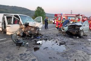 Dezastru pe o șosea din Cluj. Doi șoferi au murit pe loc, după ce unul dintre ei a intrat cu mașina pe contrasens, lângă Căpușu Mare