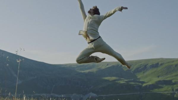 Cel mai cunoscut balerin al momentului, rusul Serghei Polunin, promovează România în întreaga lume. A filmat la noi un videoclip, îmbrăcat în haine ”Ivan Patzaichin”