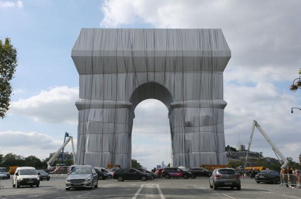 Arcul de Triumf din Paris, învelit într-un material reciclabil. Proiectul este visul de tinereţe al unui artist de origine bulgară