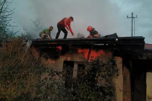 Imagini dramatice în Botoșani. O mamă și fiica ei, prinse în casa cuprinsă de flăcări. Au fost salvate de vecini și pompieri