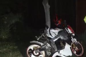 Accident teribil în Argeş: un motociclist a murit după ce a accelarat la maximum, s-a dat peste cap de mai multe ori şi a rupt un copac