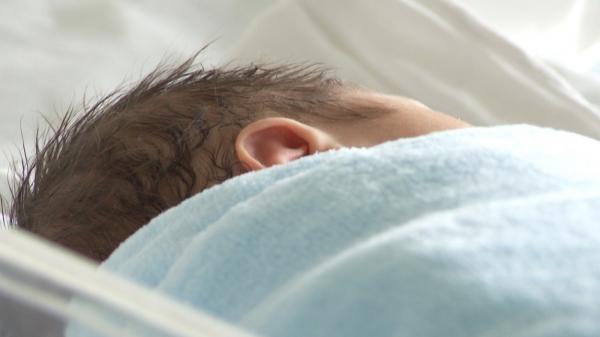 Bebeluș găsit fără suflare de mama lui, în Iași. Fetița de nici 5 luni de zile dormea cu părinții în același pat