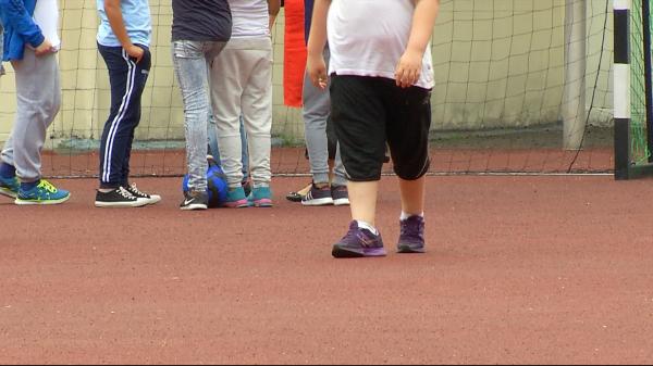 Copiii cu probleme de greutate sau din familii sărace, printre cei mai discriminaţi la şcoală