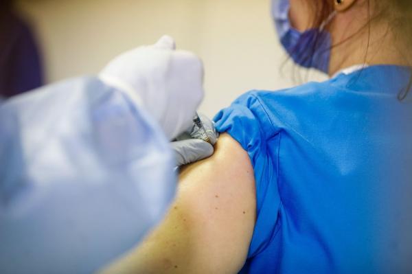 România începe azi administrarea dozei trei de vaccin anti-COVID. Valeriu Gheorghiţă, prezent la imunizarea cadrelor medicale de la Matei Balş