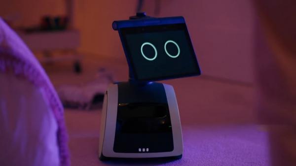 Compania Amazon a lansat primul roboţel de casă. Astro clipeşte, dansează şi reacţionează la comenzi