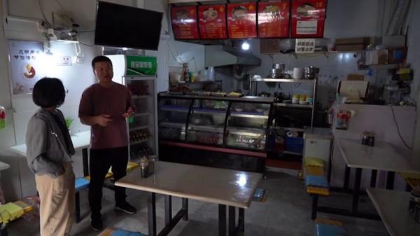 Scene ireale în China unde curentul electric este raționalizat: fabrici oprite, oamenii mănâncă la lumina telefoanelor mobile 
