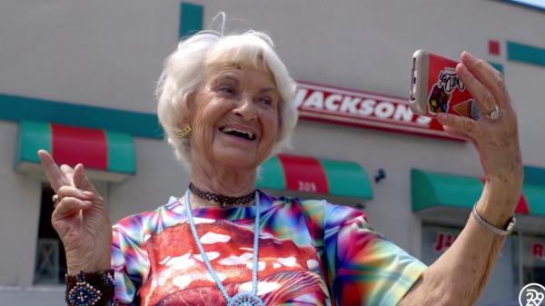 O bătrână de 93 de ani face senzaţie pe TikTok. Dansează, dă sfaturi de modă şi spune că e o rebelă: "Vârsta este doar un număr"