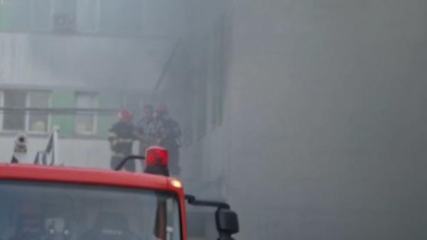Momentul în care pacienții sunt evacuați pe geam, la Spitalul de Boli Infecțioase din Constanța. Arde secția de Terapie Intensivă