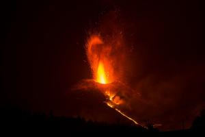 Erupţii tot mai intense ale vulcanului din La Palma. Două noi fisuri au apărut lângă crater, peste 20 de cutremure în ultimele două zile