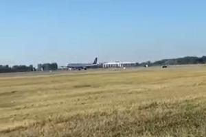 Aterizare de urgenţă pe aeroportul Otopeni: Unui pasager i s-a făcut rău