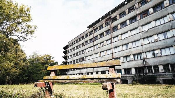 Povestea sanatoriului de la Marila, locul în care medicii se luptă să vindece bolnavii de tuberculoză într-o clădire măcinată de igrasie și mizerie