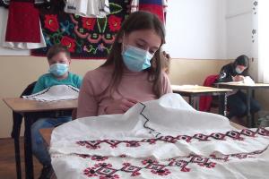 Tradiţie dusă mai departe în Ţara Moţilor. Elevii unei şcoli din Alba au ocazia de a experimenta arta ţesutului. "Mi-am făcut şi o cămaşă cu mâna mea"