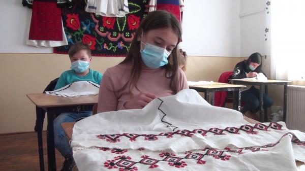 Tradiţie dusă mai departe în Ţara Moţilor. Elevii unei şcoli din Alba au ocazia de a experimenta arta ţesutului. "Mi-am făcut şi o cămaşă cu mâna mea"