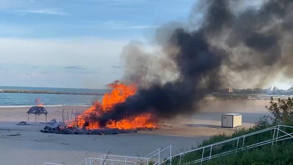 Un beach bar de pe plaja 3 Papuci din Constanţa a fost distrus de flăcări