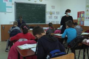 Sute de copii se înghesuie în cinci săli de clasă, cu zero distanţare, într-o şcoală din Botoşani. În satul vecin, o şcoală modulară are lacătul pus, în lipsa elevilor