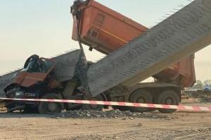 Camion strivit pe șantierul drumului expres Craiova - Pitești, după ce șoferul a agățat cu bena grinda din beton a unei pasarele