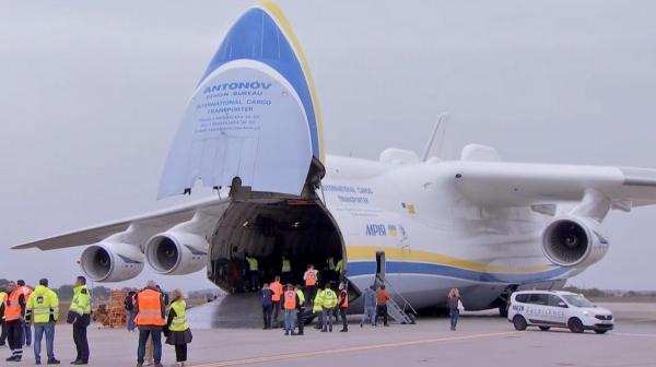 Premieră în România: "gigantul" Antonov AN-225 Mriya a aterizat pe Otopeni. E singurul avion din lume, de acest tip, rămas operaţional