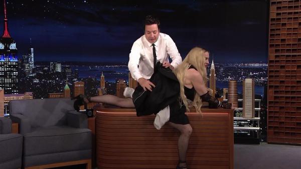 Madonna, dezbrăcată de inhibiții la o emisiune TV. S-a urcat pe pupitrul lui Jimmy Fallon și și-a ridicat rochia în direct
