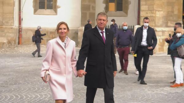 Preşedintele Klaus Iohannis şi soţia sa, la slujba de inaugurare a Catedralei Evanghelice din centrul Sibiului: "Este impresionant"