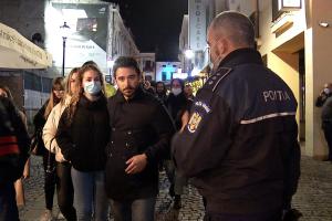 Polițiști și jandarmi, printre tinerii petrecăreți din Centrul Vechi: "Masca! Masca... domnişoară!"