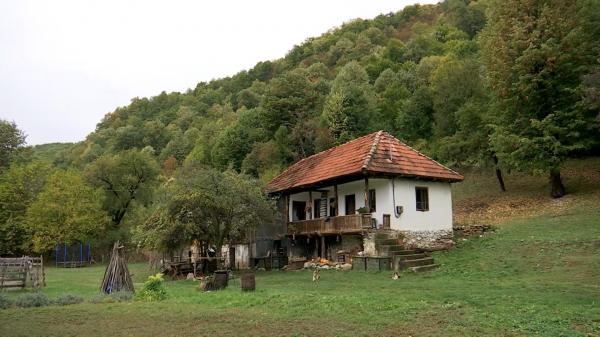 O comună din Gorj, bijuterie a turismului românesc. Cazarea şi masa sunt din partea casei