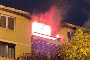 Incendiu într-un bloc din Pitești. Un bărbat de 89 de ani, cu arsuri pe 9% din suprafața corpului