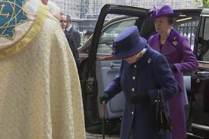 Regina Elisabeta a II-a, văzută în timp ce mergea folosind un baston. E pentru prima dată, după operaţia din 2004 | GALERIE FOTO