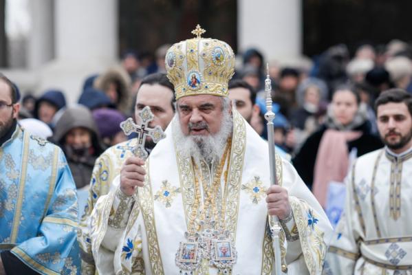 Preoţii fac scut în jurul Patriarhului Daniel după reportajul Recorder şi se întrec în laude: "Tace şi iartă"