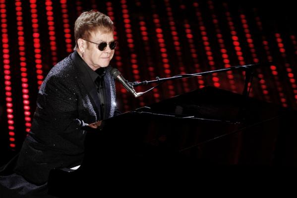 Elton John, din nou în topurile britanice după 16 ani