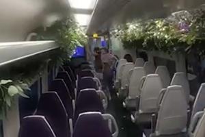 Pasageri mai relaxaţi înainte de decolare. Vagonul unei linii de tren express, care face legătura cu aeroportul Heathrow, a fost transformat în sală de yoga